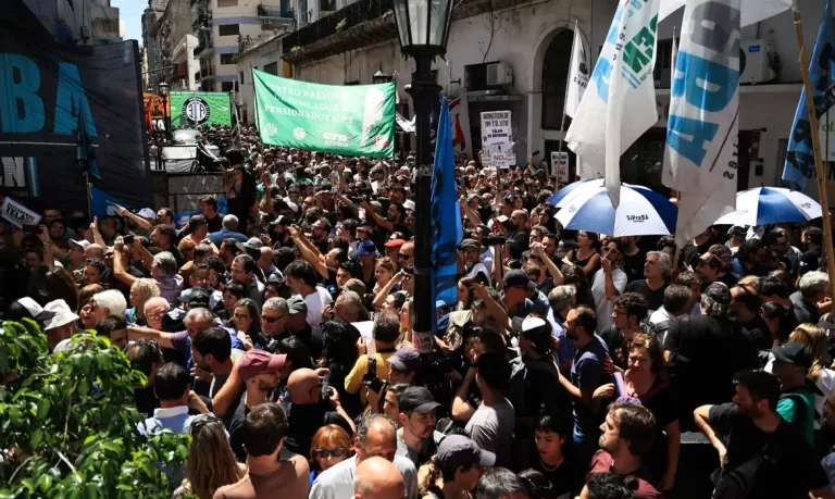 Trabalhadores da agência Télam protestam contra extinção da empresa na Argentina